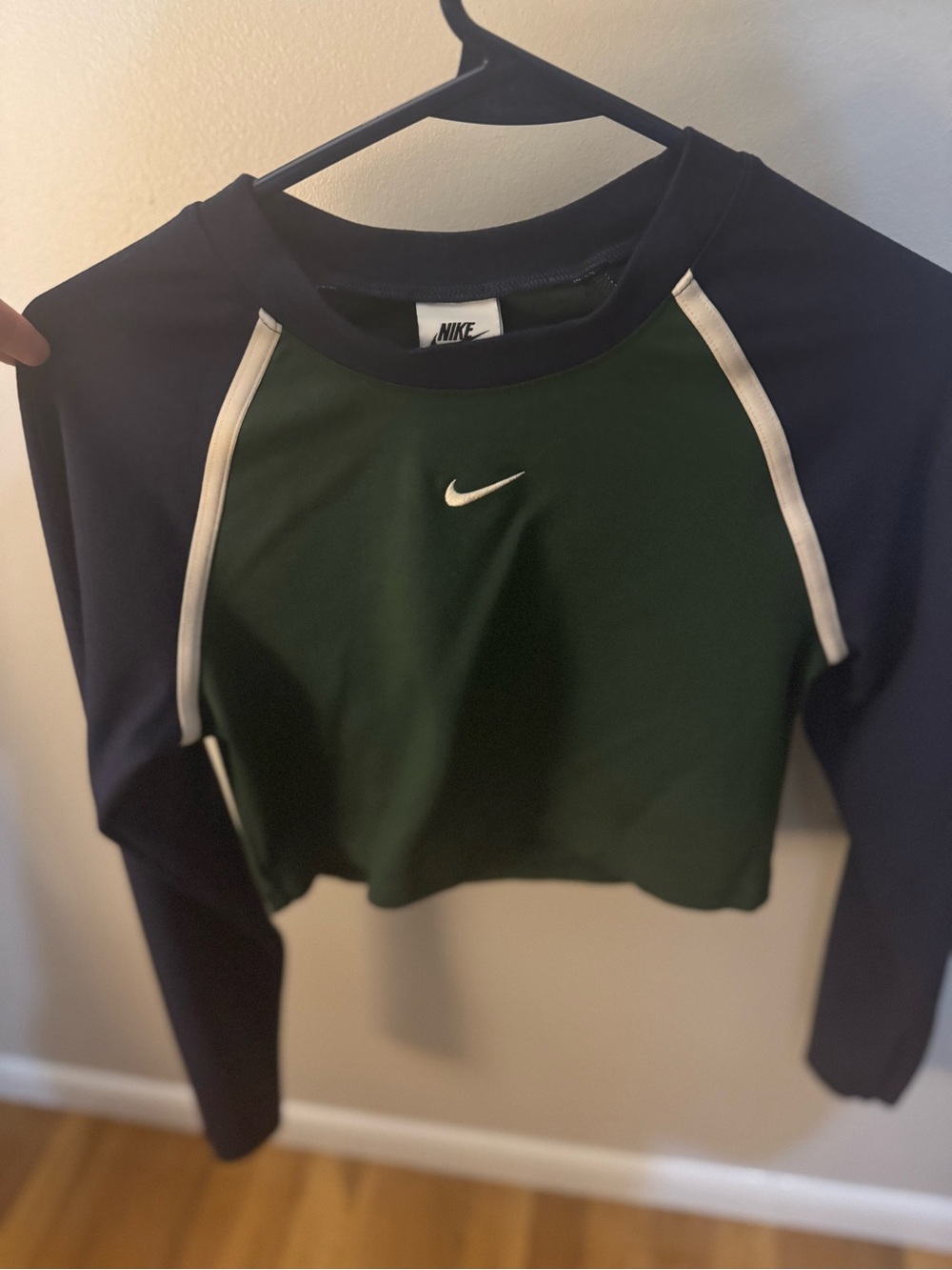 Nike Women's Tight Long-Sleeve Cropped Top